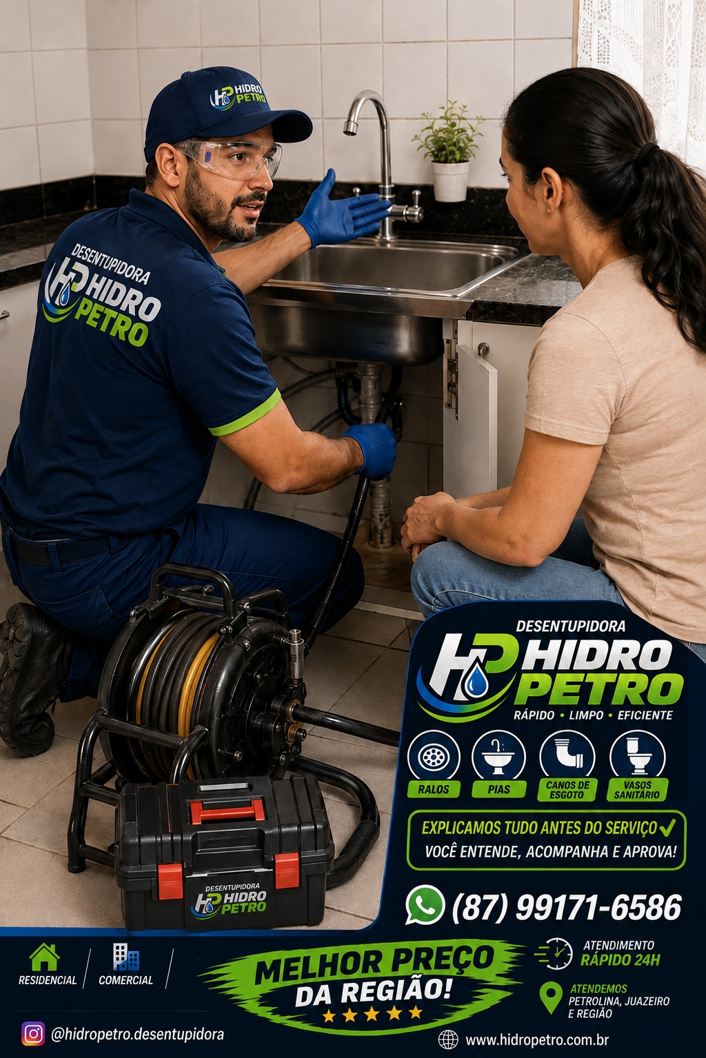 Técnico em uniforme Desentupidora Hidro Petro com maquinaria atendendo cliente na cozinha